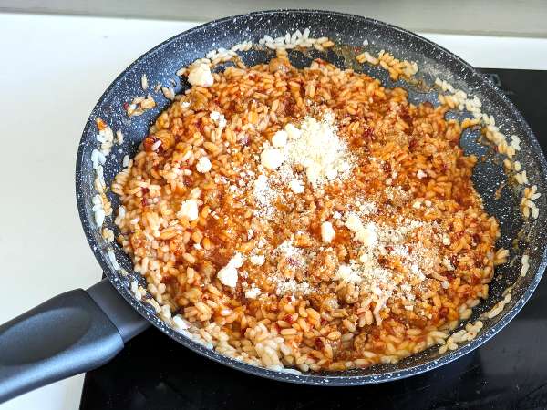 Risotto 'nduja और सॉसेज, एक पहले पाठ्यक्रम का गहन स्वाद - तैयारी चरण 6