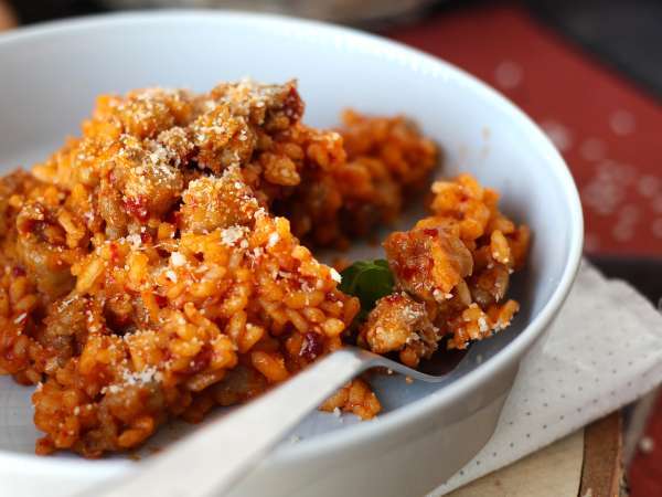 Risotto 'nduja और सॉसेज, एक पहले पाठ्यक्रम का गहन स्वाद - तैयारी चरण 7