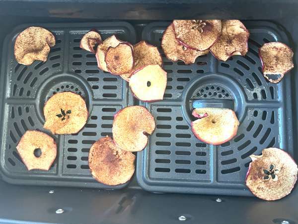 एयर फ्रायर में दालचीनी के साथ सेब के चिप्स - तैयारी चरण 5