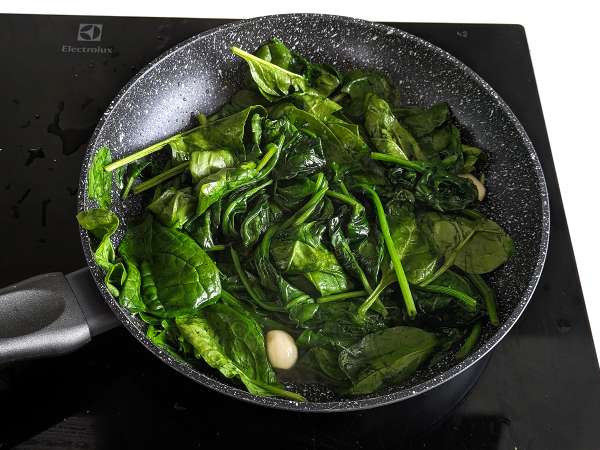 पालक की सब्जी, एक स्वादिष्ट और बनाने में आसान साइड डिश - तैयारी चरण 3