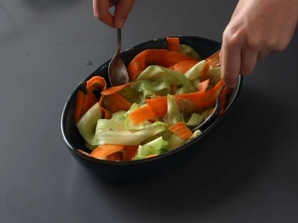 सब्जियों की टैग्लियाटेल सलाद और उसका मूंगफली का सॉस - तैयारी चरण 5