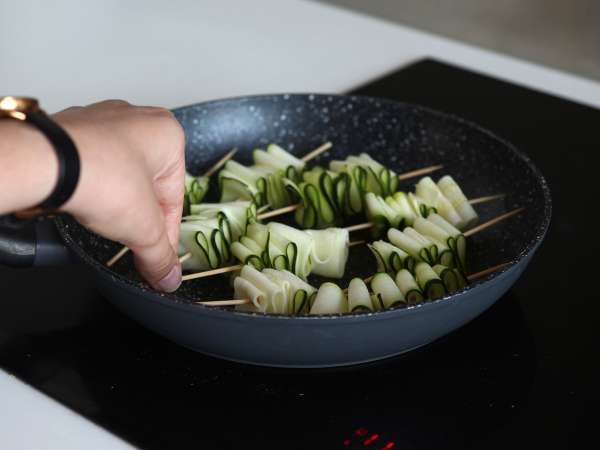 ज़ुकीनी के शिश kebab एक स्वादिष्ट और तीखी एशियाई सॉस के साथ - तैयारी चरण 5