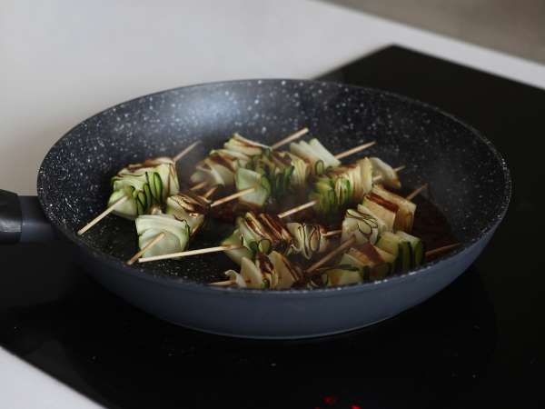 ज़ुकीनी के शिश kebab एक स्वादिष्ट और तीखी एशियाई सॉस के साथ - तैयारी चरण 6