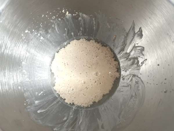 कुकर में बनाने वाला सुपर आसान ब्रेड - तैयारी चरण 1