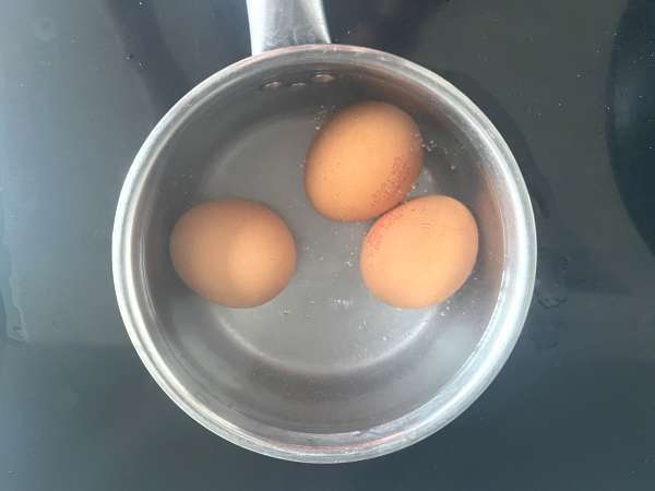 Tamago sando: जापानी अंडे का प्रसिद्ध सैंडविच जो कि कोनबिनी में मिलता है! - तैयारी चरण 1