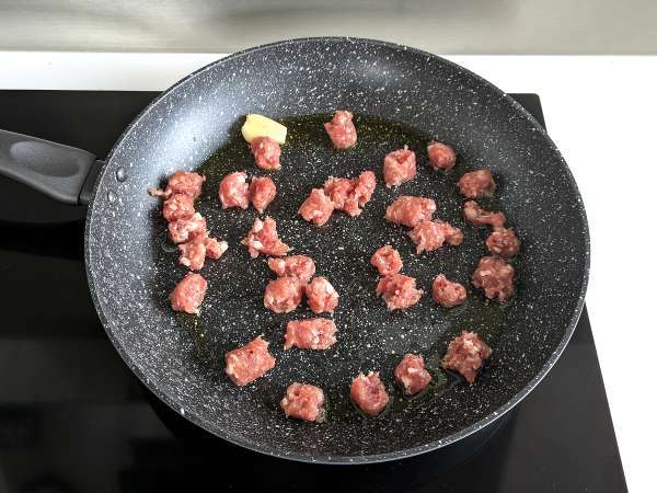 क्रीमी पास्ता मशरूम और सॉसेज के साथ - तैयारी चरण 2