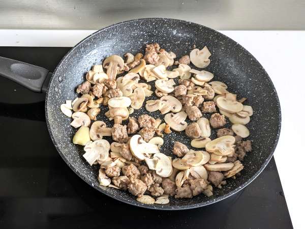 क्रीमी पास्ता मशरूम और सॉसेज के साथ - तैयारी चरण 4