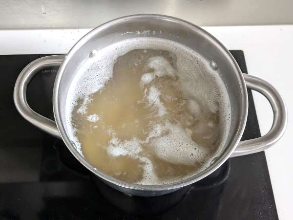 क्रीमी पास्ता मशरूम और सॉसेज के साथ - तैयारी चरण 5