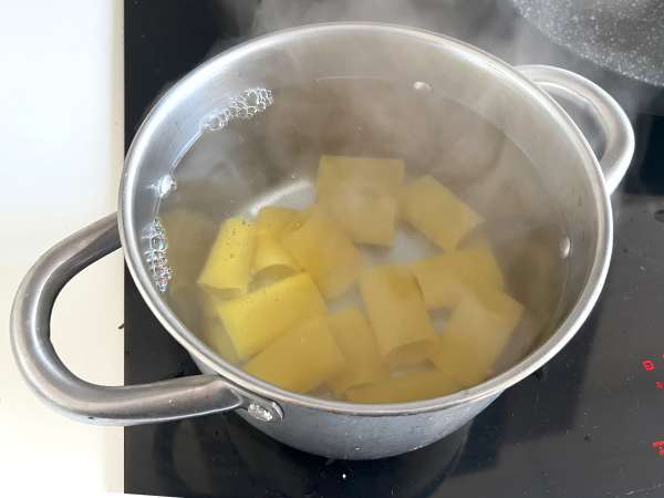 रिकोटा और तुलसी की क्रीम के साथ पास्ता - तैयारी चरण 1