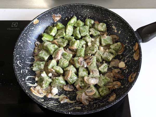 मटर के ग्नोच्ची मशरूम सॉस के साथ - तैयारी चरण 9