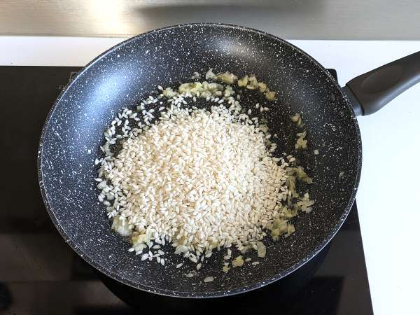 बीट और गॉर्गोंज़ोला का रिसोट्टो: रंग और गहन स्वादों का विस्फोट - तैयारी चरण 4