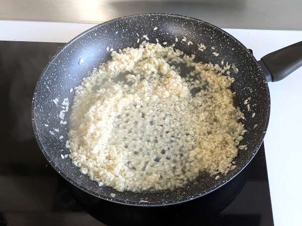 बीट और गॉर्गोंज़ोला का रिसोट्टो: रंग और गहन स्वादों का विस्फोट - तैयारी चरण 5