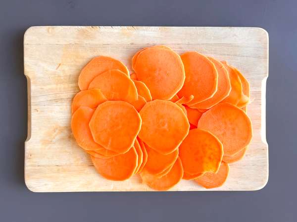 माइक्रोवेव में शकरकंद के चिप्स - तैयारी चरण 1