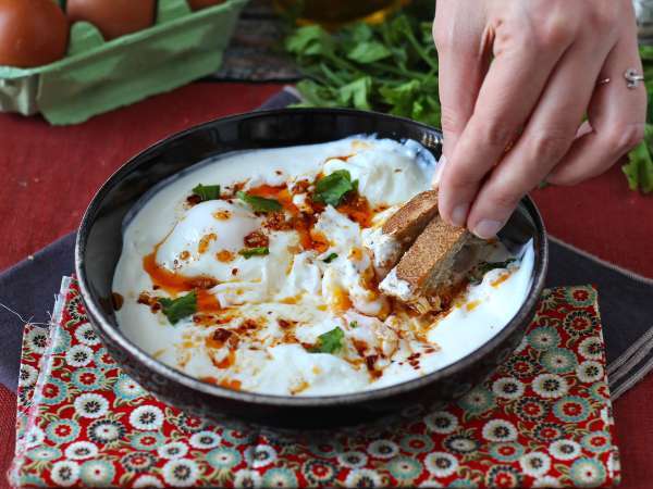 टर्किश अंडे दही के आधार पर और इसके तीखे तेल के साथ - चिलबिर - तैयारी चरण 6