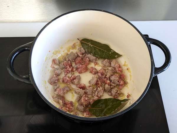 पास्ता सुगो डी साल्सिच्चा: एक साधा और गहन स्वाद वाला व्यंजन - तैयारी चरण 3