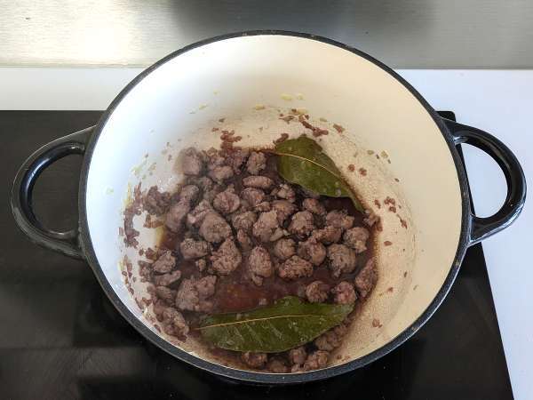 पास्ता सुगो डी साल्सिच्चा: एक साधा और गहन स्वाद वाला व्यंजन - तैयारी चरण 4