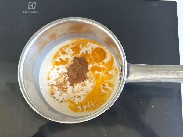 गोल्डन मिल्क या दूध सुनहरा: स्वास्थ्य और कल्याण का पेय! - तैयारी चरण 3