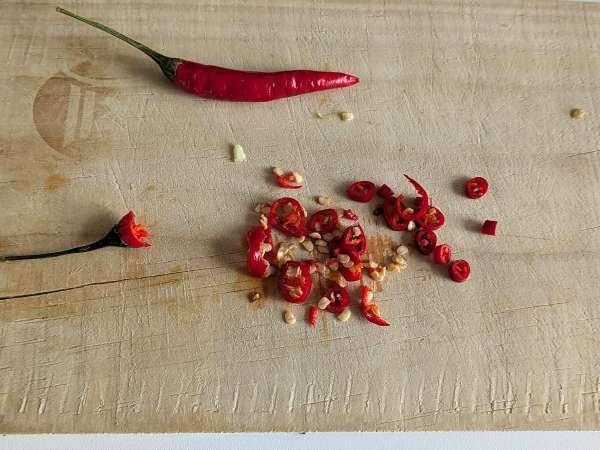 स्पघेटी एग्लियो, ओलियो और पेपरोनचिनो: पारंपरिक इतालवी अंतिम मिनट का व्यंजन - तैयारी चरण 4