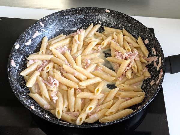 पास्ता पन्ना और प्रॉशुट्टो: क्रीमी, तेज़ और अविश्वसनीय! - तैयारी चरण 6