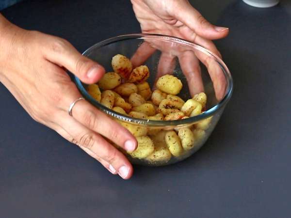 क्रिस्पी ग्नोच्ची सलाद, अत्यधिक ट्रेंडी, स्वादिष्ट और संतुलित, गर्मियों के लिए एकदम सही! - तैयारी चरण 1