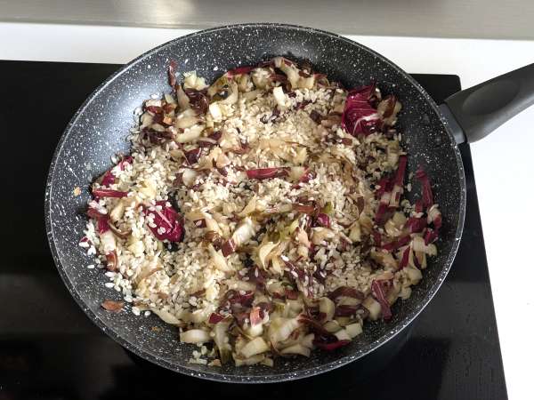 Risotto रैडिक्चियो, स्पेक और फिलाडेल्फिया क्रीमी और स्वादिष्ट - तैयारी चरण 3