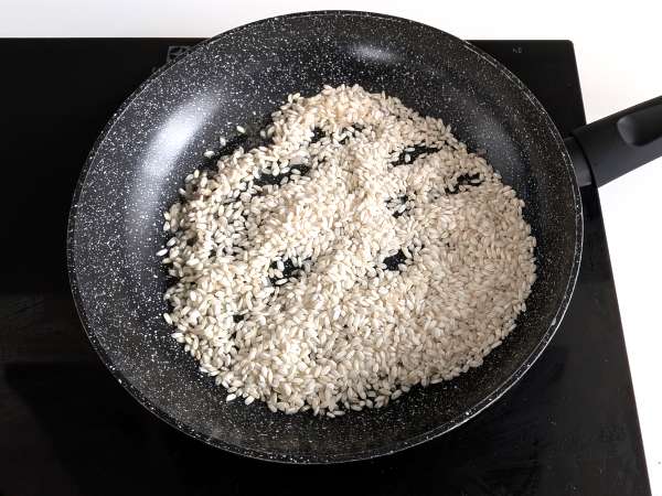 Risotto नींबू और गुलाबी मिर्च: विशेष रात्रिभोज के लिए एक सुरुचिपूर्ण और शाकाहारी नुस्खा - तैयारी चरण 2
