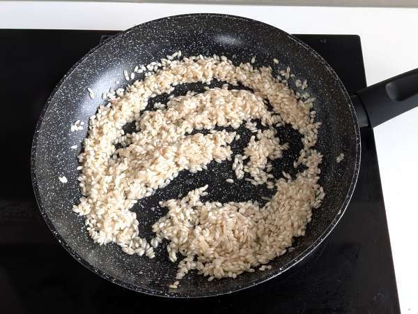 Risotto नींबू और गुलाबी मिर्च: विशेष रात्रिभोज के लिए एक सुरुचिपूर्ण और शाकाहारी नुस्खा - तैयारी चरण 3