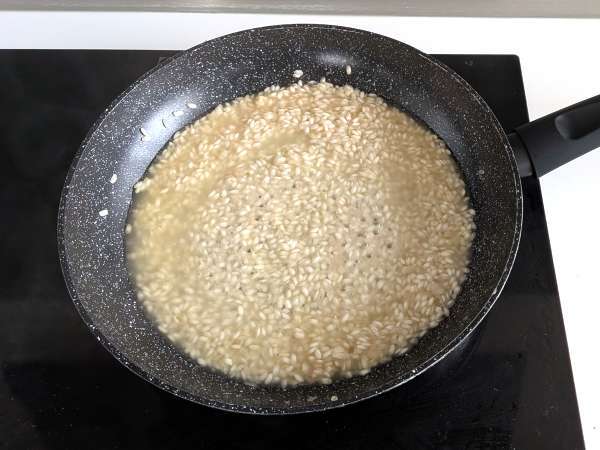 Risotto नींबू और गुलाबी मिर्च: विशेष रात्रिभोज के लिए एक सुरुचिपूर्ण और शाकाहारी नुस्खा - तैयारी चरण 4