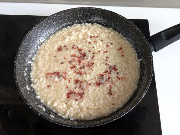Risotto नींबू और गुलाबी मिर्च: विशेष रात्रिभोज के लिए एक सुरुचिपूर्ण और शाकाहारी नुस्खा - तैयारी चरण 5