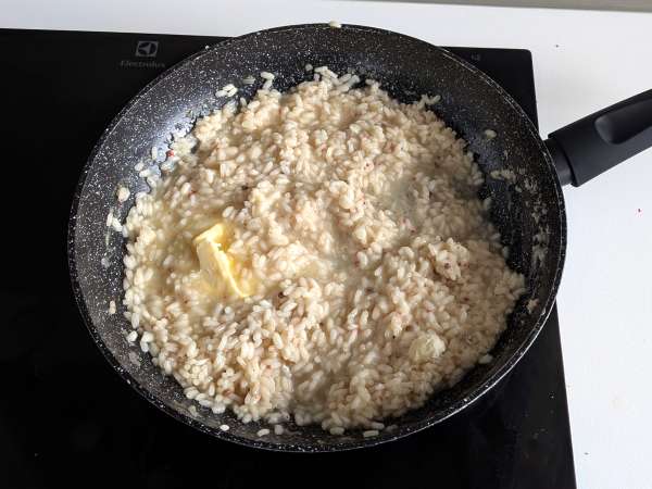 Risotto नींबू और गुलाबी मिर्च: विशेष रात्रिभोज के लिए एक सुरुचिपूर्ण और शाकाहारी नुस्खा - तैयारी चरण 6