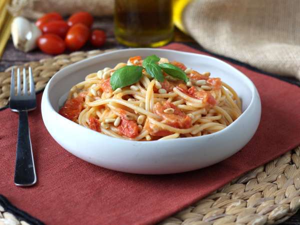 स्पघेटी पमोडोरिनी और पिनोली के साथ: क्रीमी और सुगंधित नुस्खा - तैयारी चरण 7