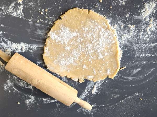 Crostata con जाम की स्ट्रॉबेरी: पारंपरिक पेस्ट्री की रेसिपी (दिल के आकार में भी) - तैयारी चरण 4