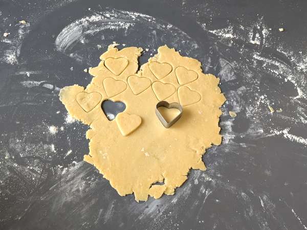 Crostata con जाम की स्ट्रॉबेरी: पारंपरिक पेस्ट्री की रेसिपी (दिल के आकार में भी) - तैयारी चरण 6