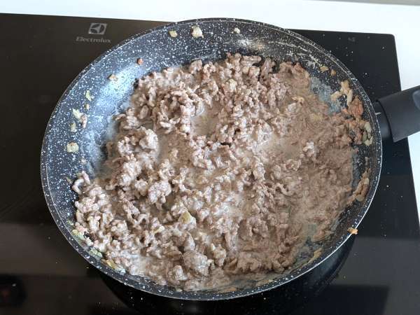पैनी बर्गर एयर फ्रायर में: तेज़ और स्वादिष्ट रात के खाने के लिए बेहतरीन - तैयारी चरण 2