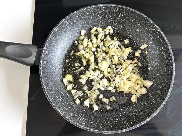 सार्डिन का केक: एक सरल, मुलायम और स्वाद से भरी रेसिपी - तैयारी चरण 1