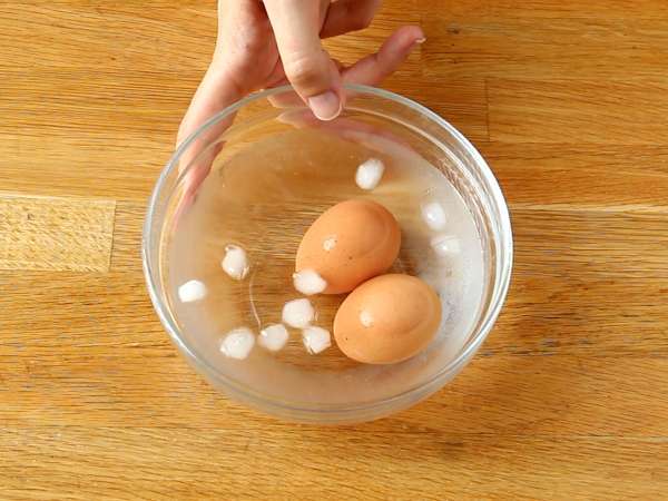 फेटा के कुरकुरे अंडे ( crispy feta eggs ) : बेहद सरल ट्रेंडिंग रेसिपी - तैयारी चरण 2