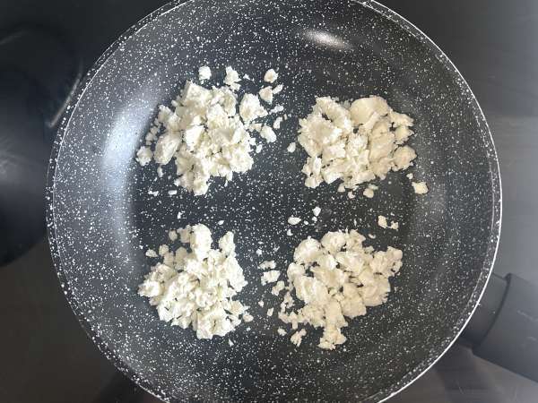 फेटा के कुरकुरे अंडे ( crispy feta eggs ) : बेहद सरल ट्रेंडिंग रेसिपी - तैयारी चरण 4