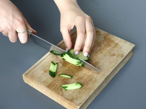 मसालेदार ककड़ी का सलाद मूंगफली के साथ - तैयारी चरण 2