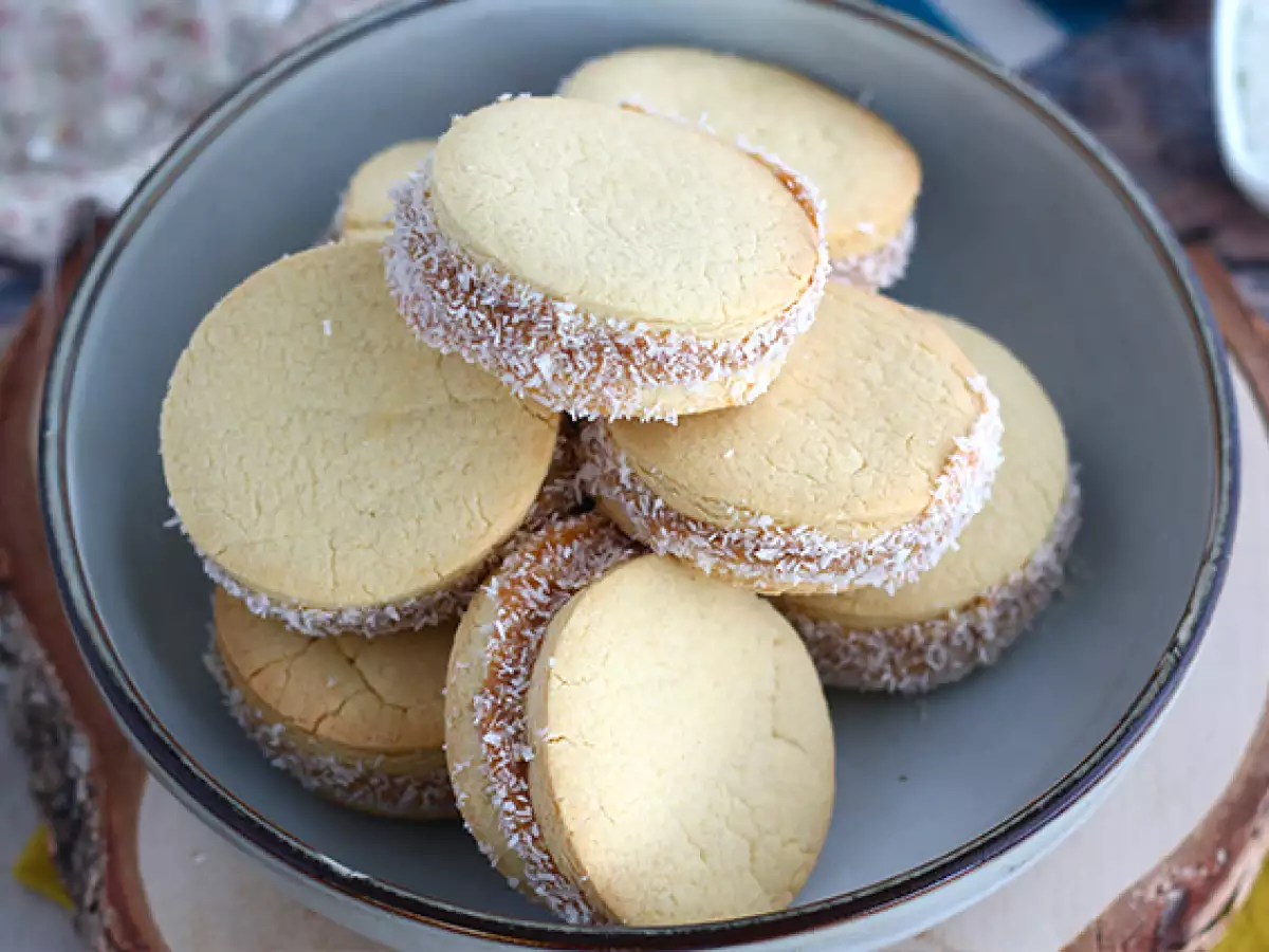 Alfajores - दूध की जैम और नारियल के साथ अर्जेंटीनी सैब्लés - फोटो 5