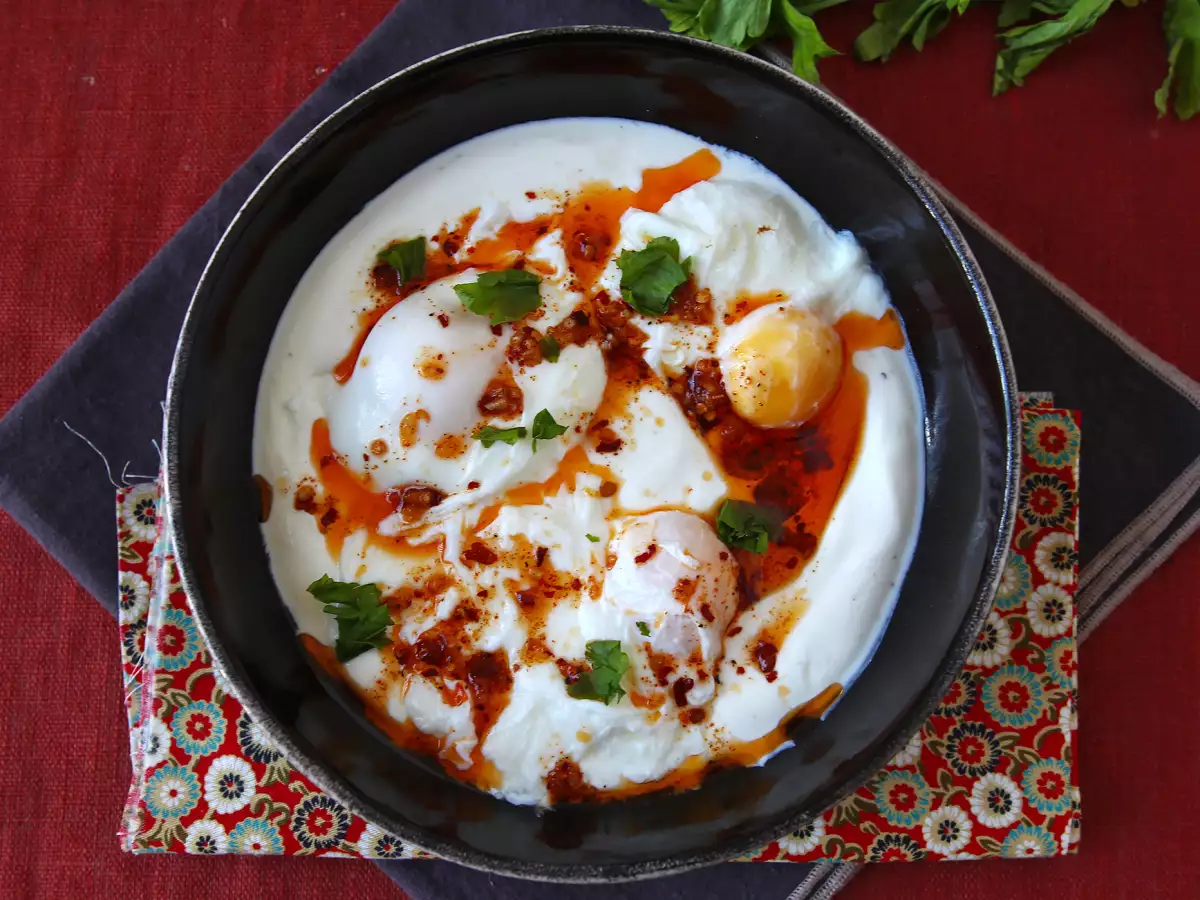 टर्किश अंडे दही के आधार पर और इसके तीखे तेल के साथ - चिलबिर - फोटो 4