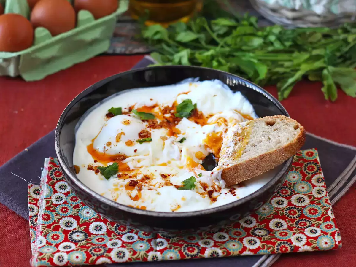 टर्किश अंडे दही के आधार पर और इसके तीखे तेल के साथ - चिलबिर - फोटो 6