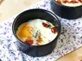 एयर फ्रायर में बकरी के पनीर और सूखे टमाटर के साथ अंडे कोकोट!, फोटो 3