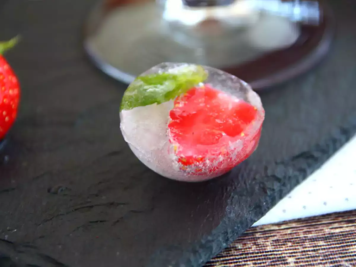 लाल फलों के साथ बर्फ