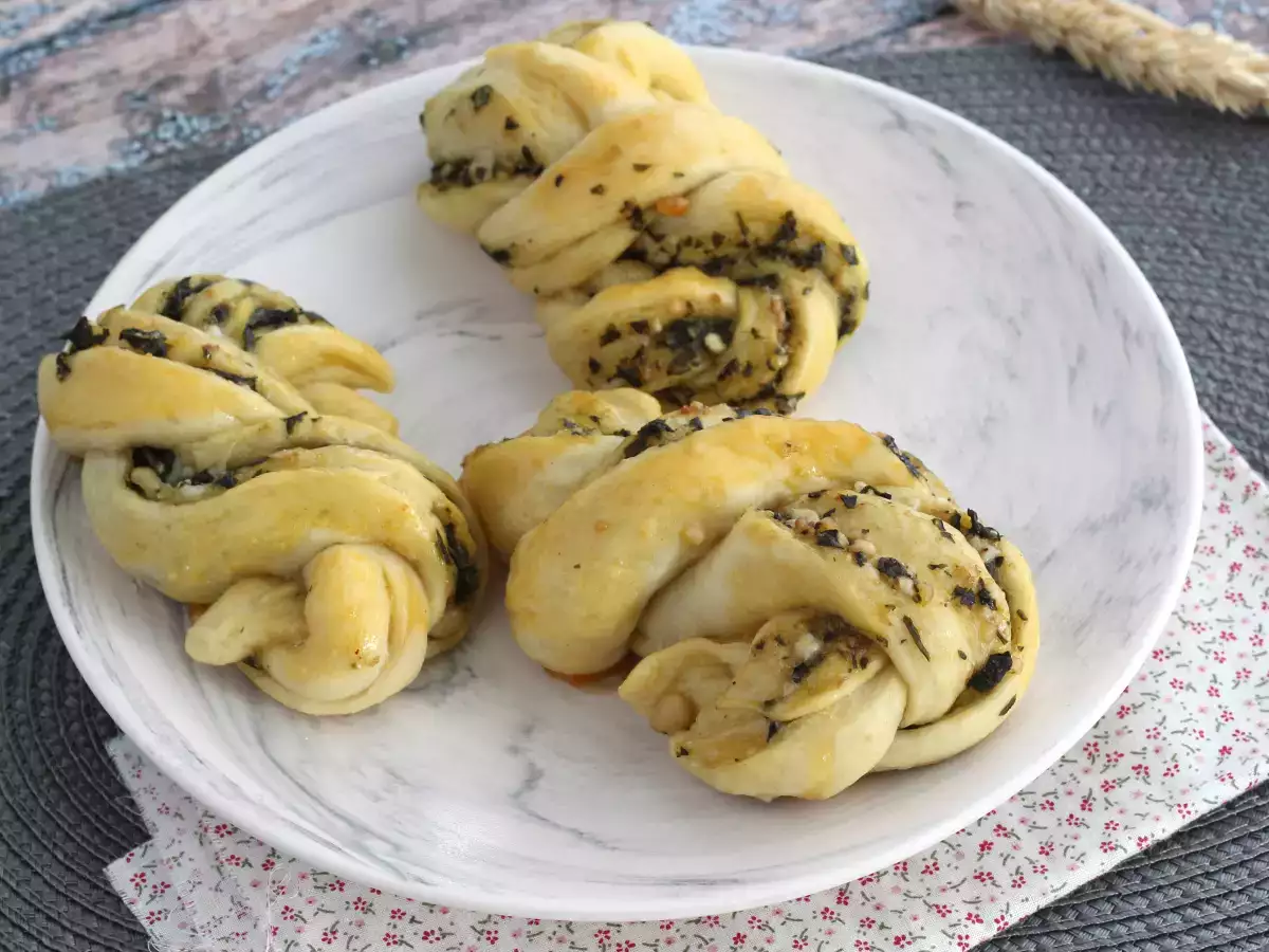 पेस्टो के साथ छोटे ब्रेड रोल