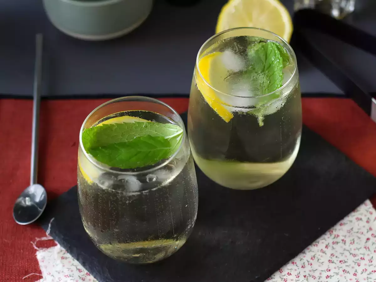 स्प्रिट्ज सेंट-जर्मेन, हॉल्टन फूलों की लिकर के साथ, गर्मियों के लिए एक बेहद ताज़ा कॉकटेल - फोटो 7