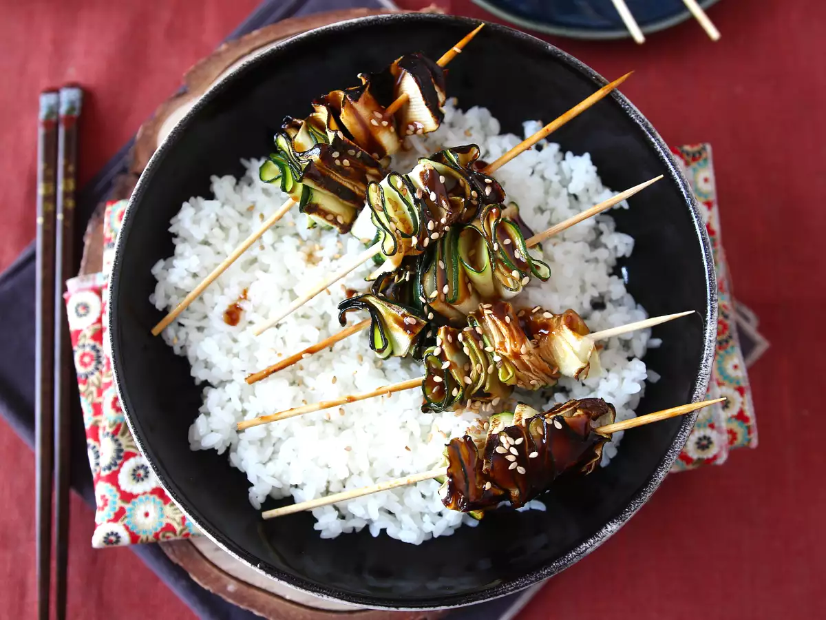 ज़ुकीनी के शिश kebab एक स्वादिष्ट और तीखी एशियाई सॉस के साथ - फोटो 2
