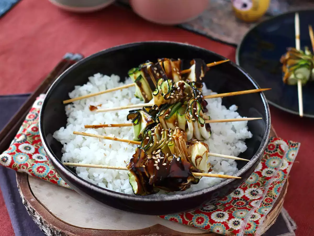 ज़ुकीनी के शिश kebab एक स्वादिष्ट और तीखी एशियाई सॉस के साथ - फोटो 4