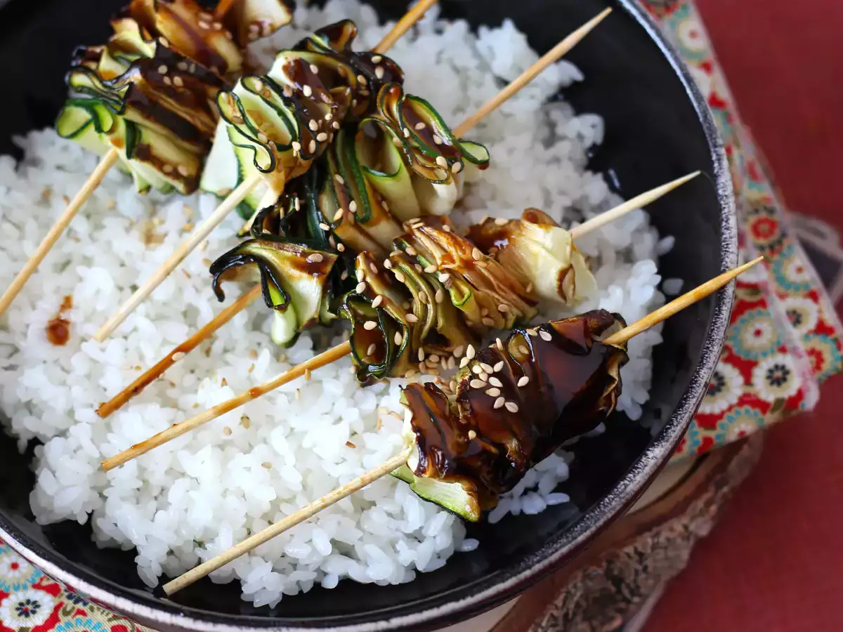 ज़ुकीनी के शिश kebab एक स्वादिष्ट और तीखी एशियाई सॉस के साथ - फोटो 5
