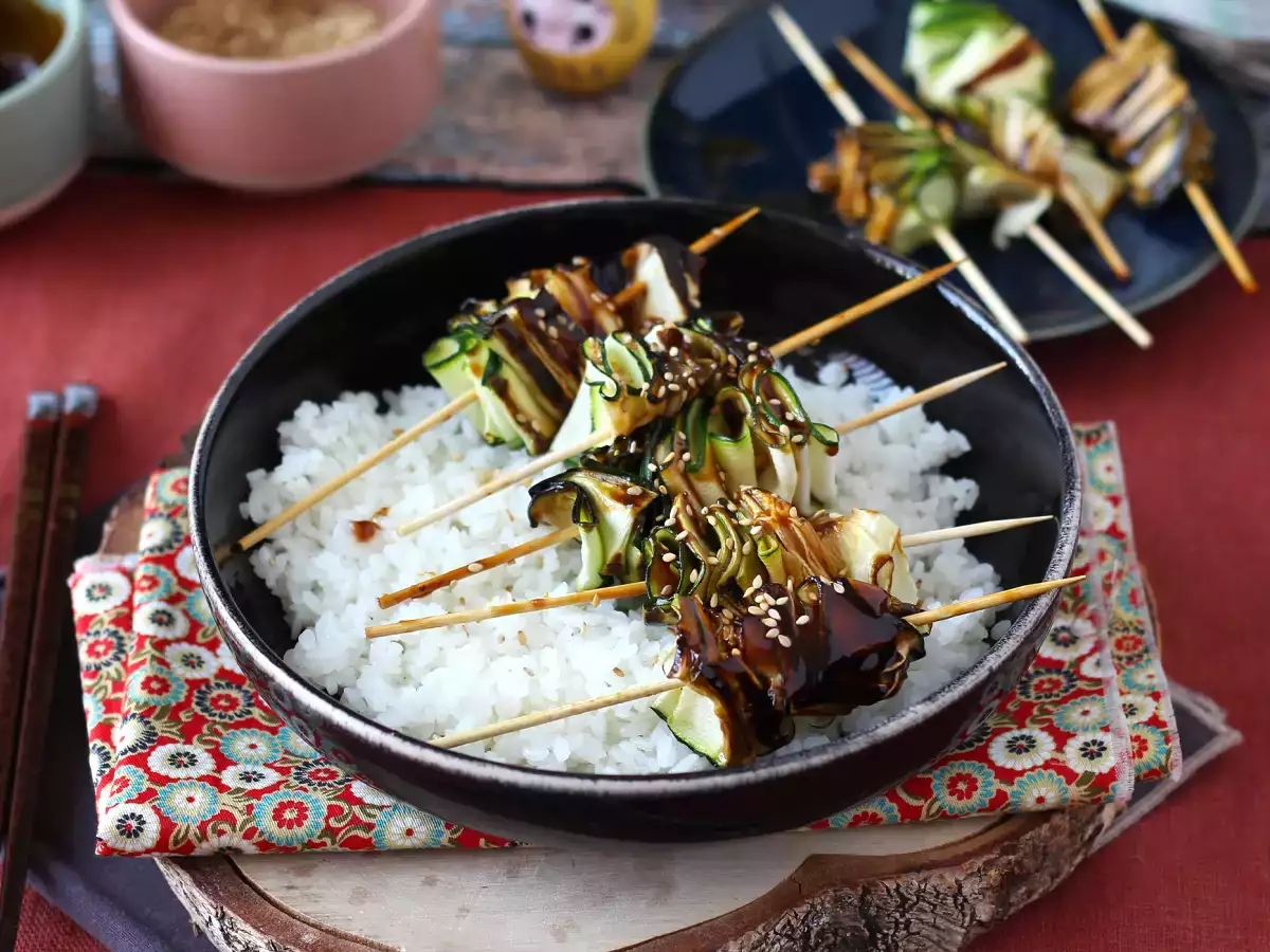 ज़ुकीनी के शिश kebab एक स्वादिष्ट और तीखी एशियाई सॉस के साथ - फोटो 8